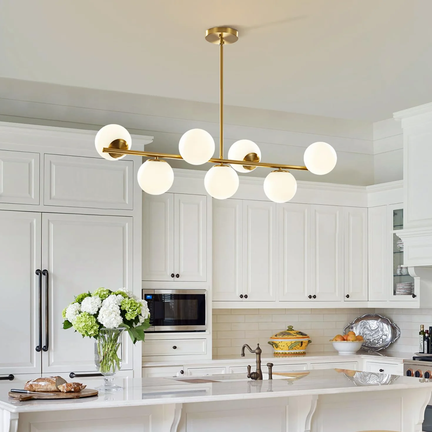 KCO Lampe Suspendue pour îlot de Cuisine Moderne, Suspension à 7 Lumières, Lustre en Globes de Verre Blanc Pour Salon, Salle à Manger et îlot de Cuisine