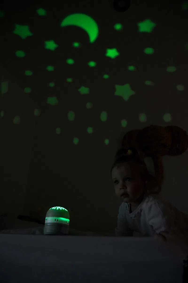 BÉABA, Veilleuse Bébé avec Ciel Étoilé 3 Couleurs, 9 Sons Relaxants (4 Nature, 4 Berceuses,1 Bruit Blanc), Détecteur de Pleurs, Autonomie 100h, Recharge USB, Transportable, Pixie Projector, Vert Sauge